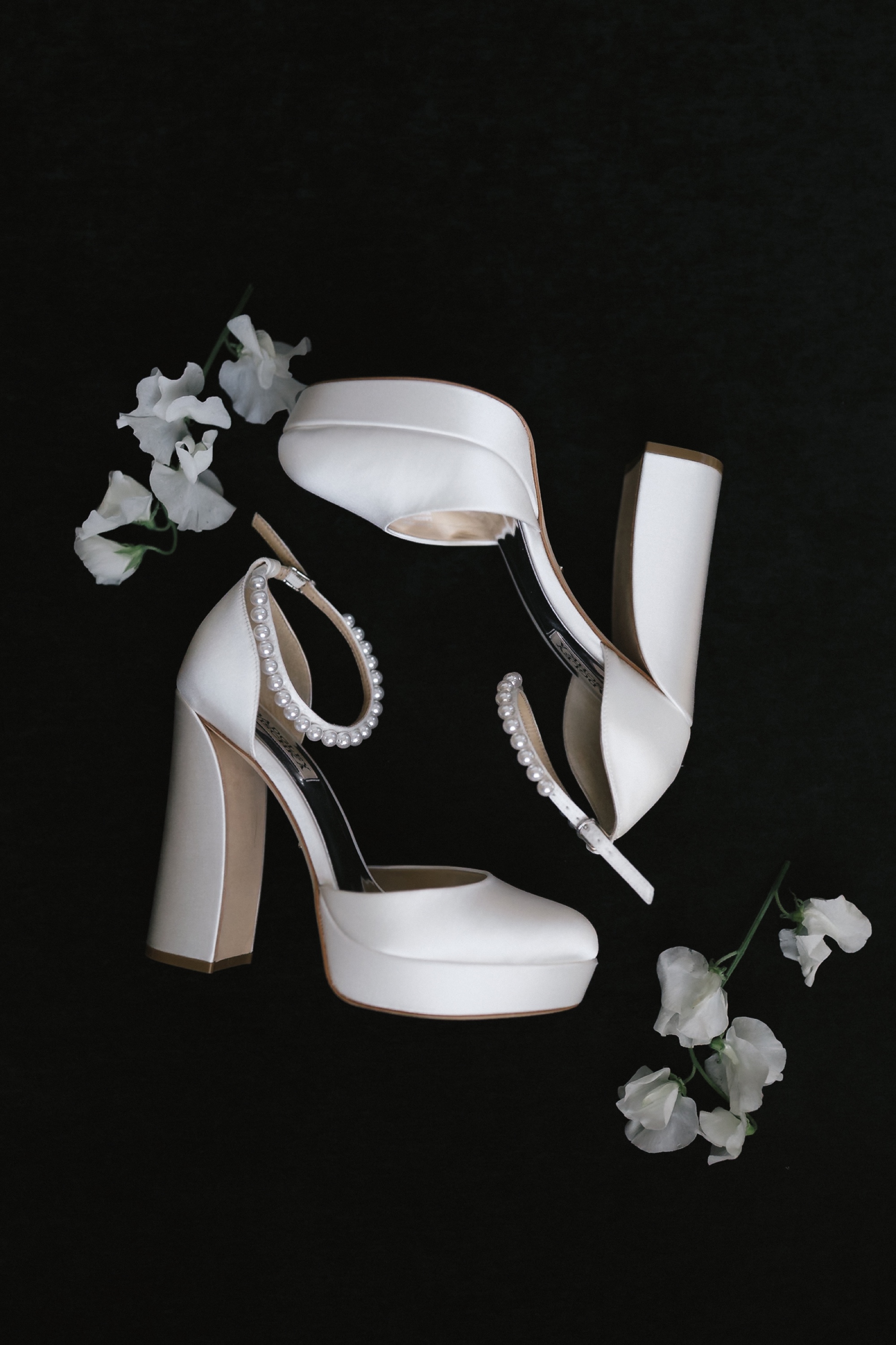 Bridal shoes and floral details